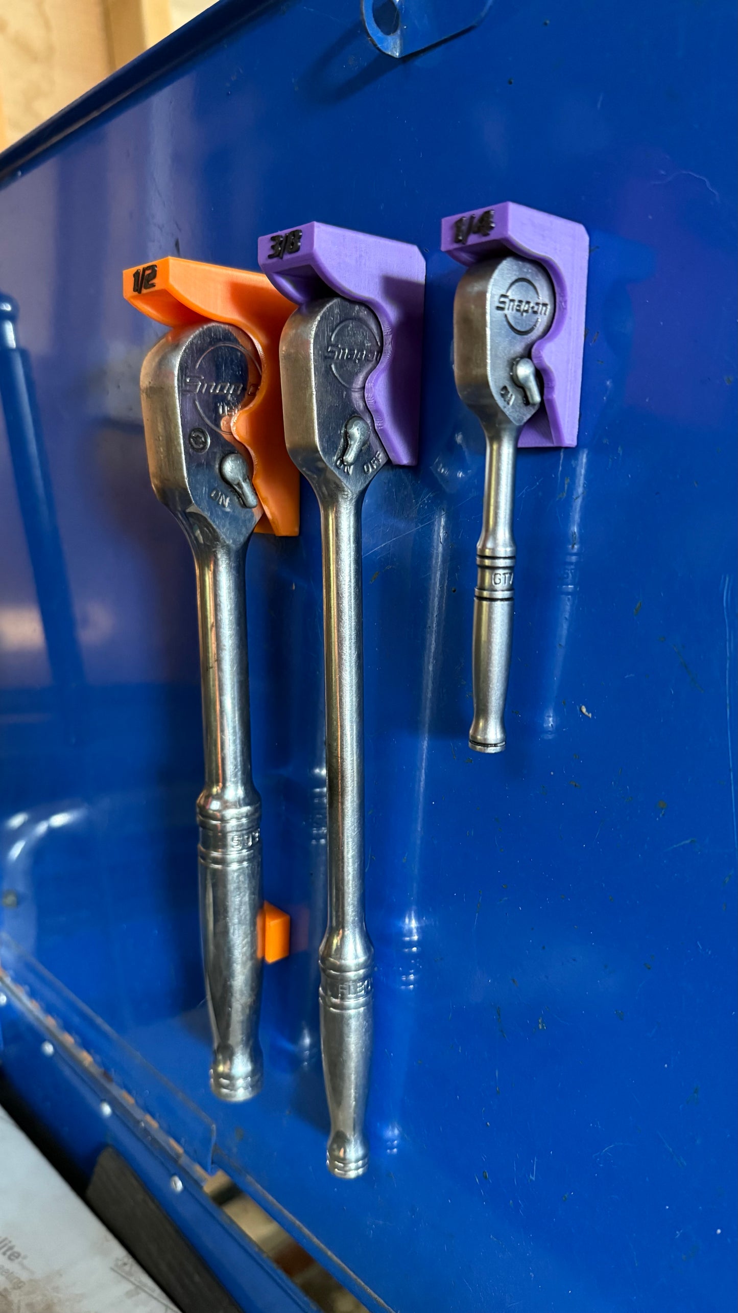 Lid mounted ratchet organiser
