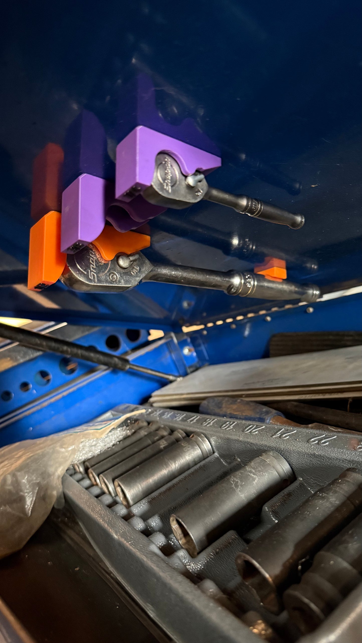 Lid mounted ratchet organiser