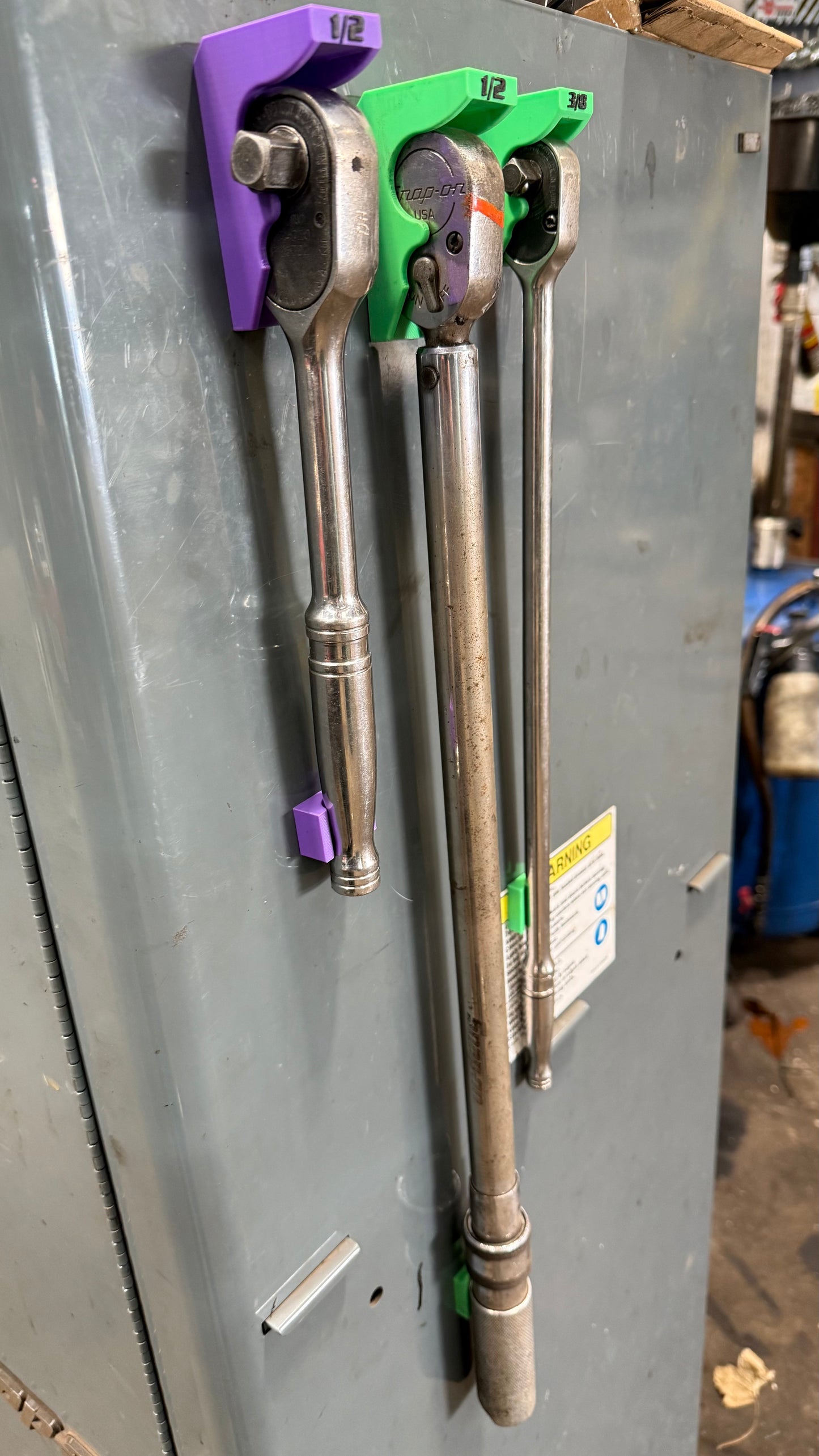 Lid mounted ratchet organiser